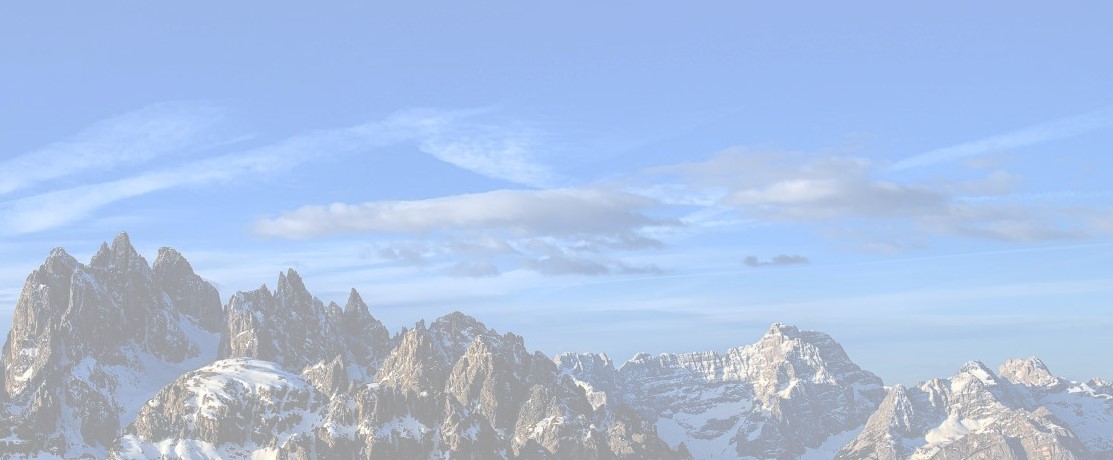 Hauts sommets sous un ciel bleu : symbolise le travail du SEO et du SEA, la montée en première place