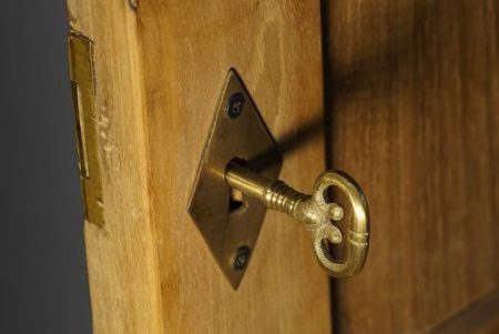 Une clé ouvre une porte.