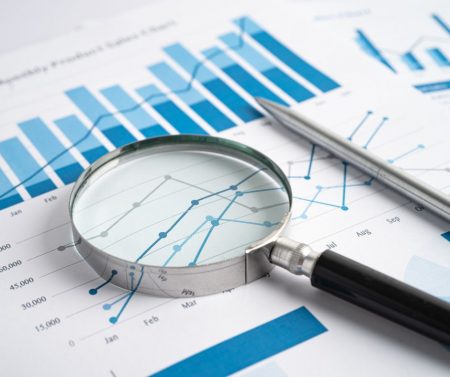 Des courbes de statistiques et une loupe pour les regarder