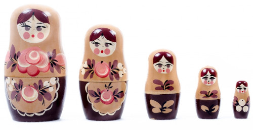 Poupées russes alignées par ordre de taille