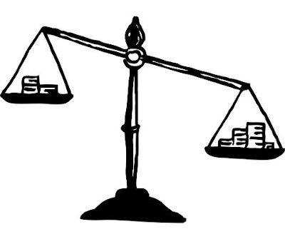 Une balance pèse les avantages respectifs du SEO et du SEA