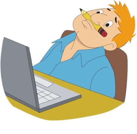 Un homme est devant son ordinateur, il penche la tête en arrière et il a coincé un crayon entre son nez et sa bouche : panne d'inspiration !