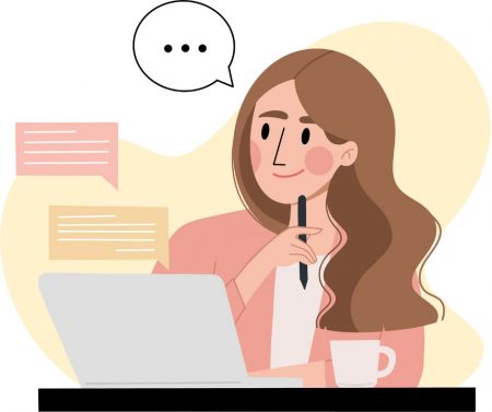 Une consultante SEO local travail devant son ordinateur avec un café