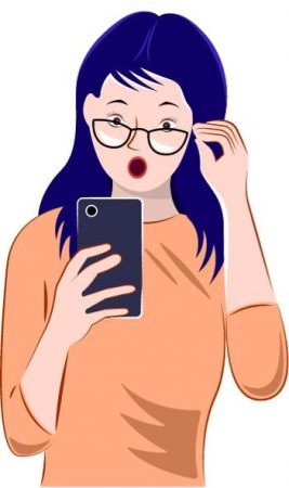 Une femme est très étonnée en regardant son smartphone