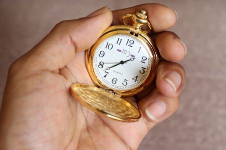 Une main tient une montre à gousset