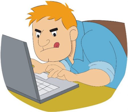 Un rédacteur web SEO rédige des textes, devant son ordinateur.